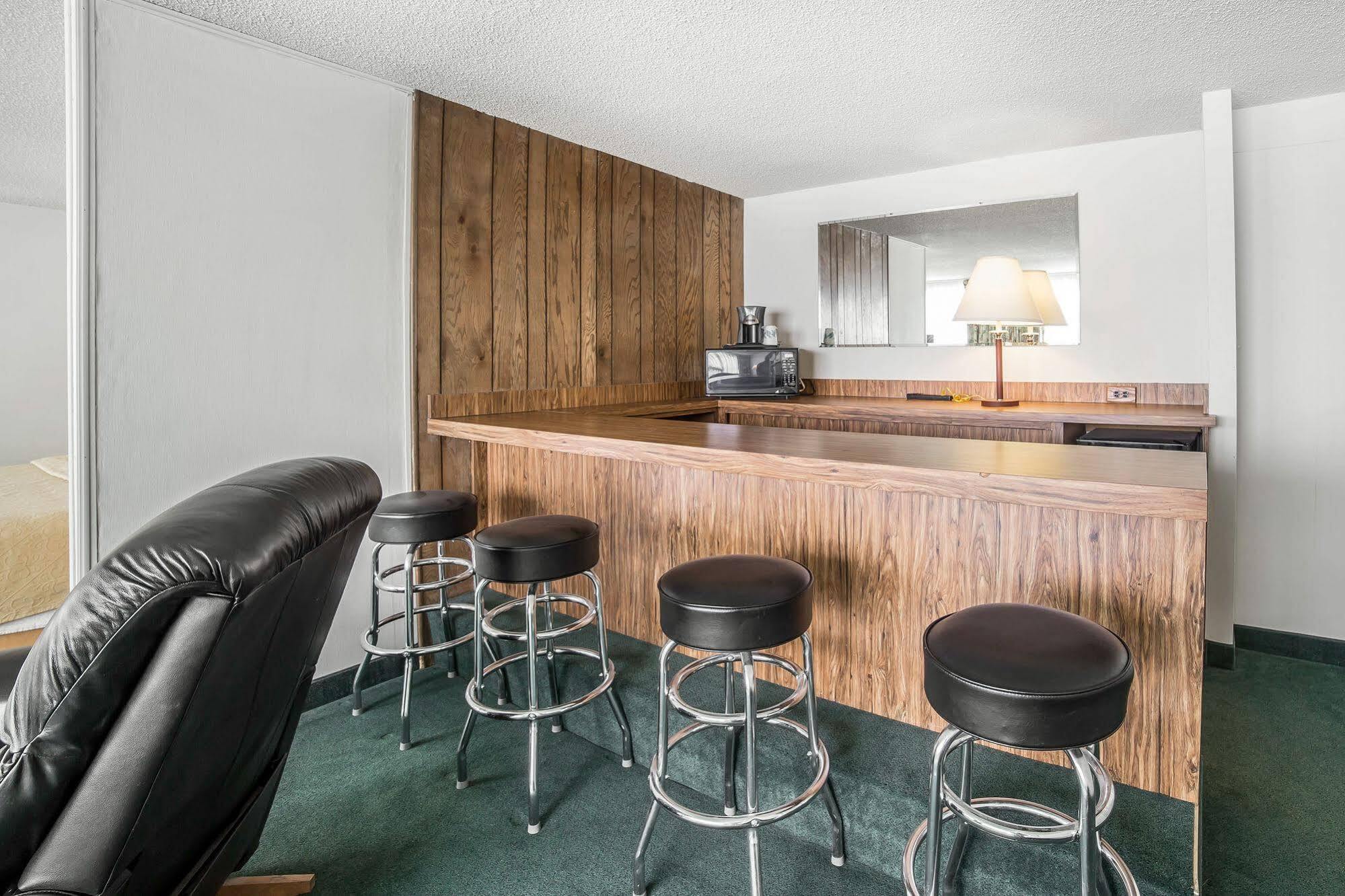 Baymont By Wyndham Great Falls City Center Екстериор снимка